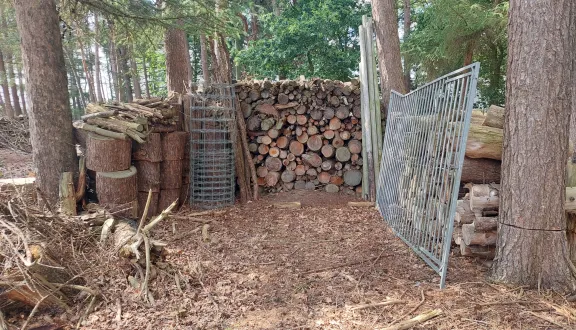 deel van gestapeld, liggend hout